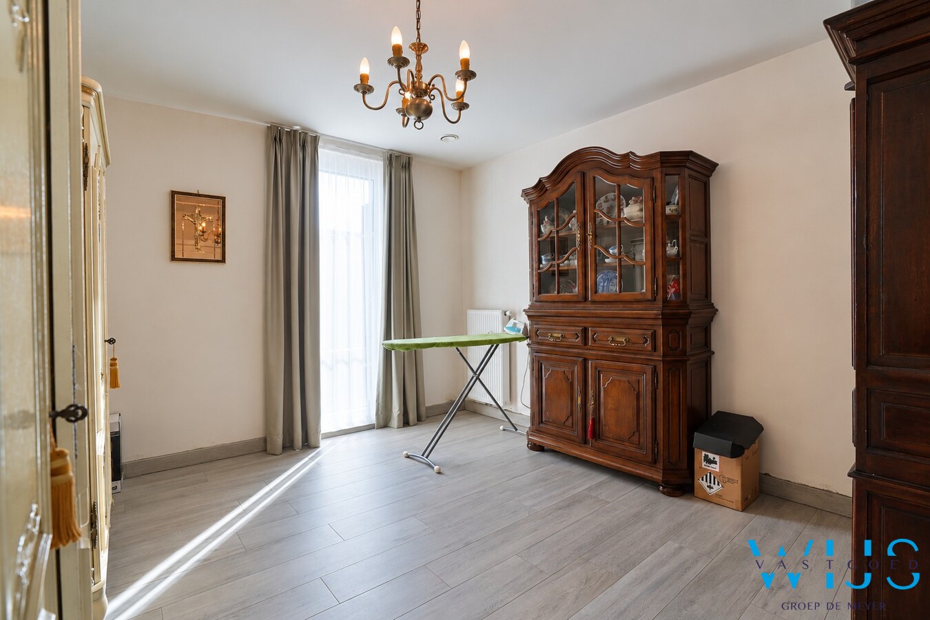 Recent verzorgd gelijkvloers appartement met garage en staanplaats ! 