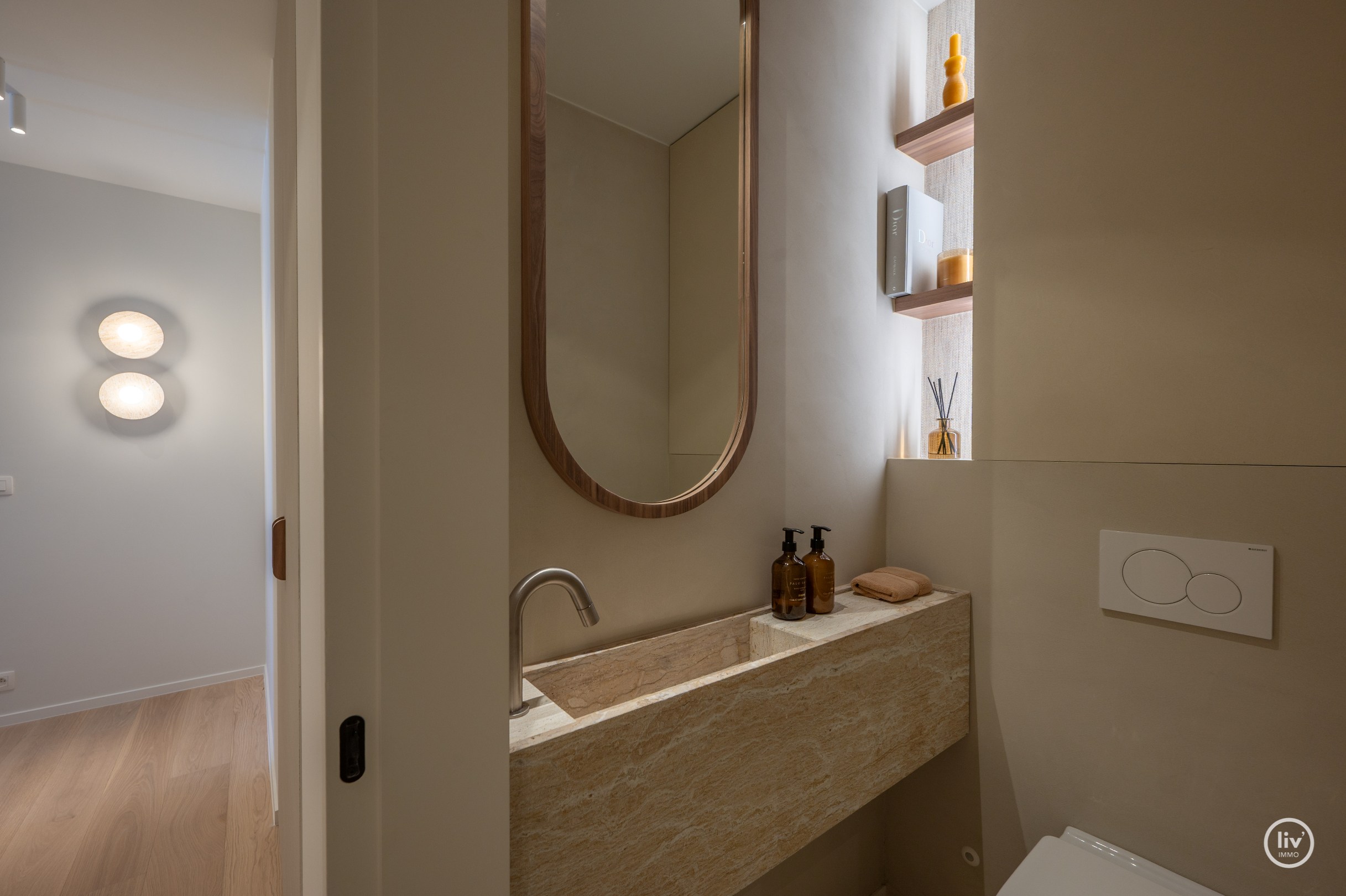 Zeer luxueus gerenoveerd 4 slaapkamer hoekappartement ideaal gelegen te Duinbergen genietend van zeezicht. 