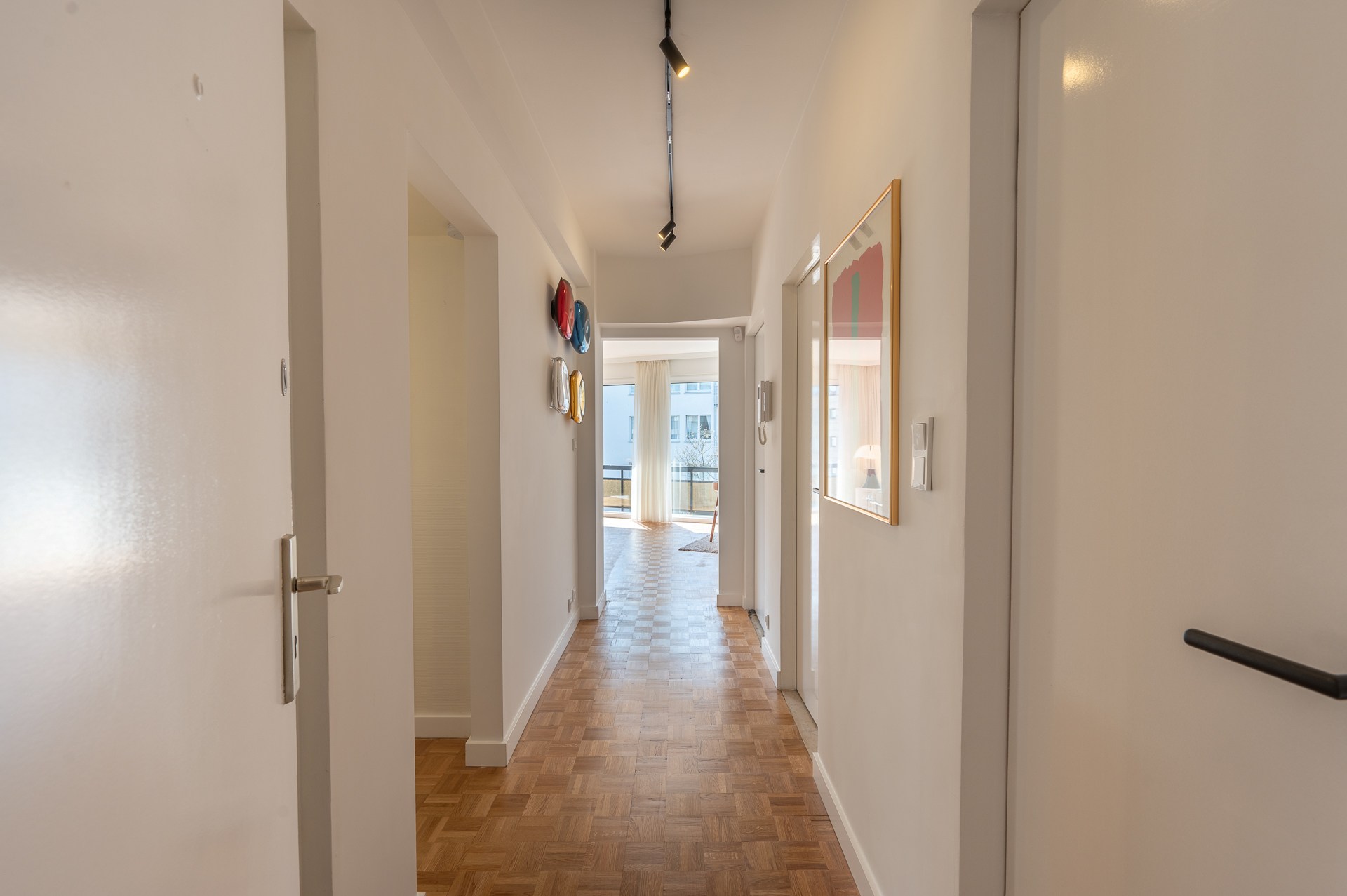 Lichtrijk hoekappartement met brede gevels centraal gelegen in Knokke. 