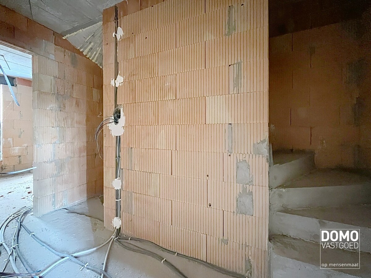 MODERNE NIEUWBOUWWONING IN AANBOUW TE KURINGEN 