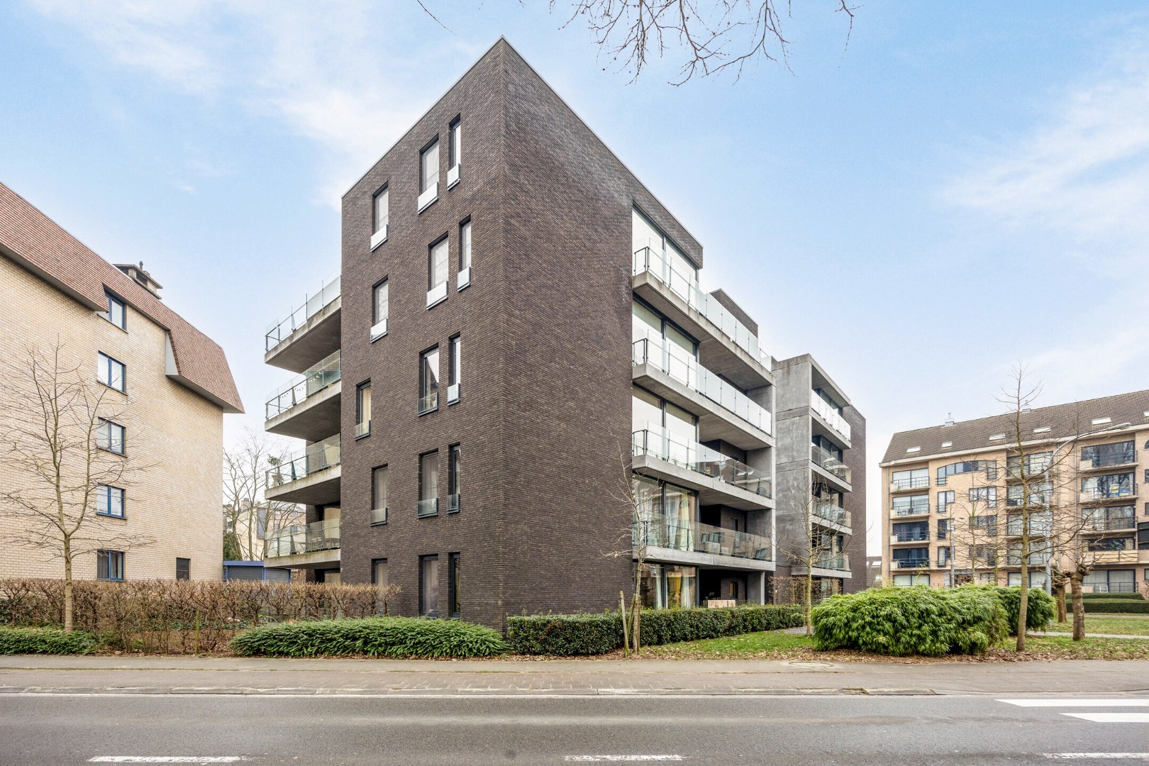 Ruim en lichtrijk appartement met 2 slaapkamers, terras en autostaanplaats vlakbij autostrade - EPC 108 kWh/m² 
