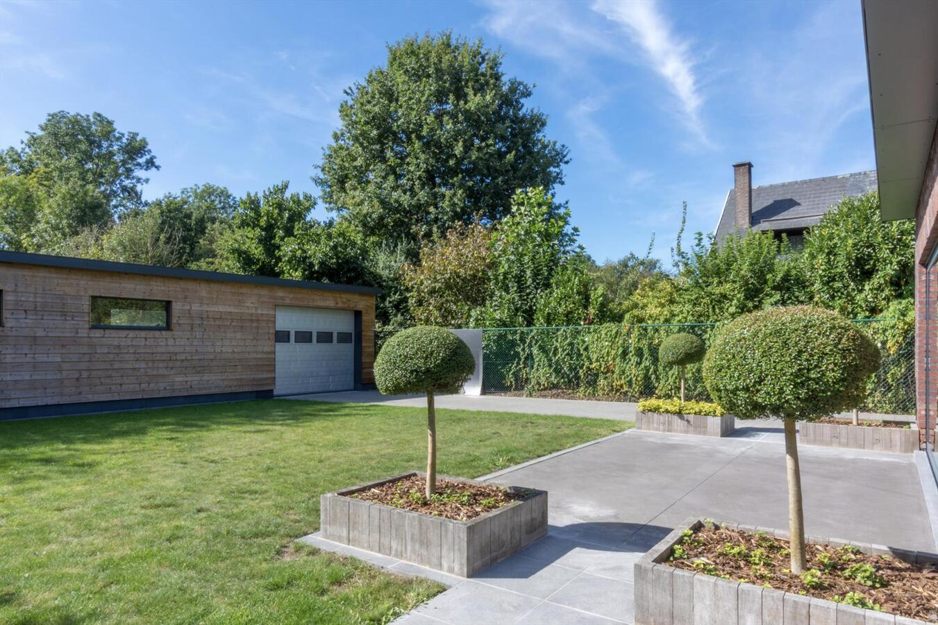 Moderne laagbouwwoning met magazijn 
