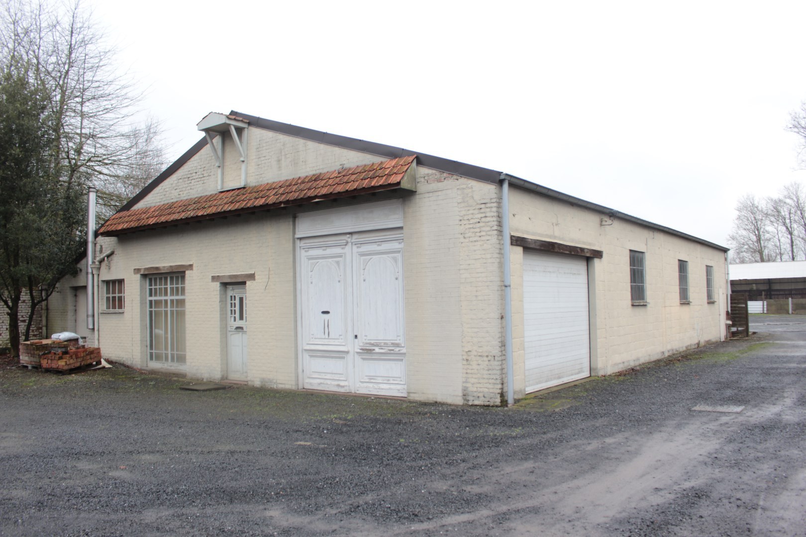 centraal gelegen loods van 284m² met automatische inrijpoort 