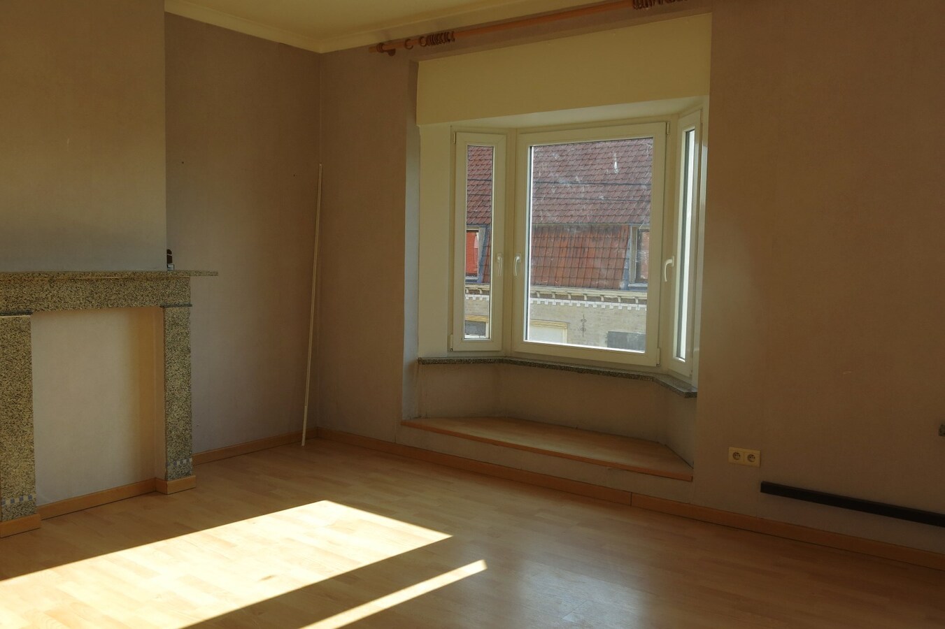 Verrassend ruime woning met grote garage op een boogscheut van het centrum 