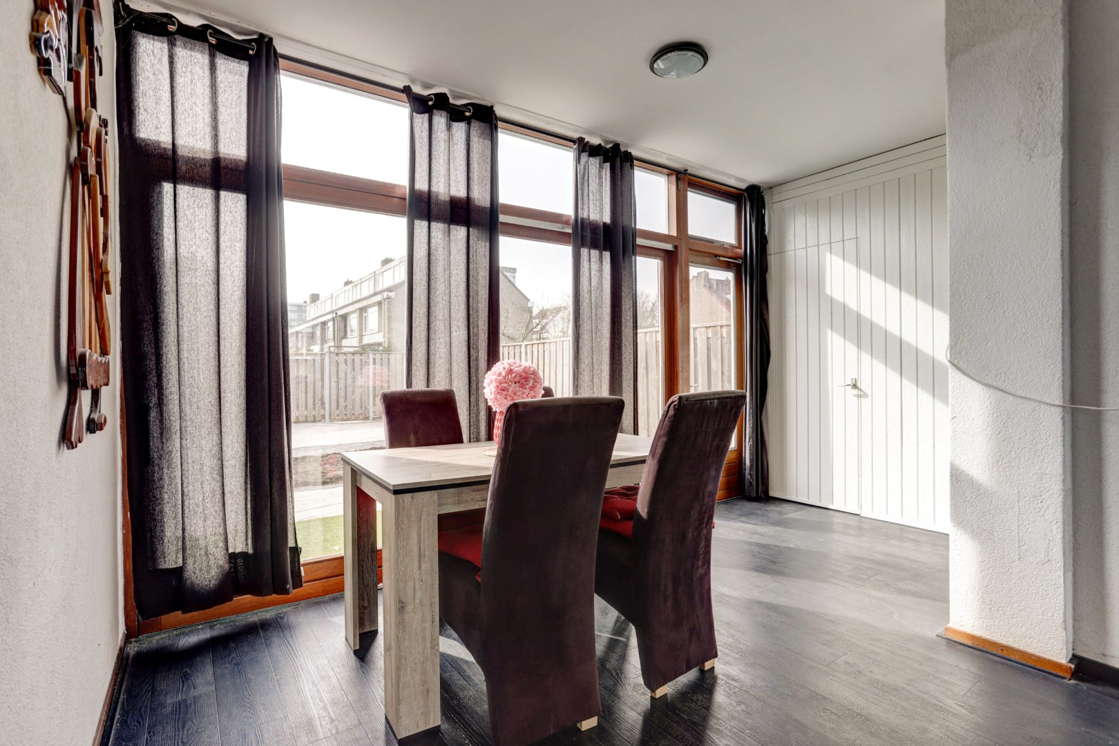 In het geliefde "Lage Land' is gelegen deze uitgebouwde 5-kamer tussenwoning met zonnige en diepe tuin en geheel gelegen op eigen grond. 