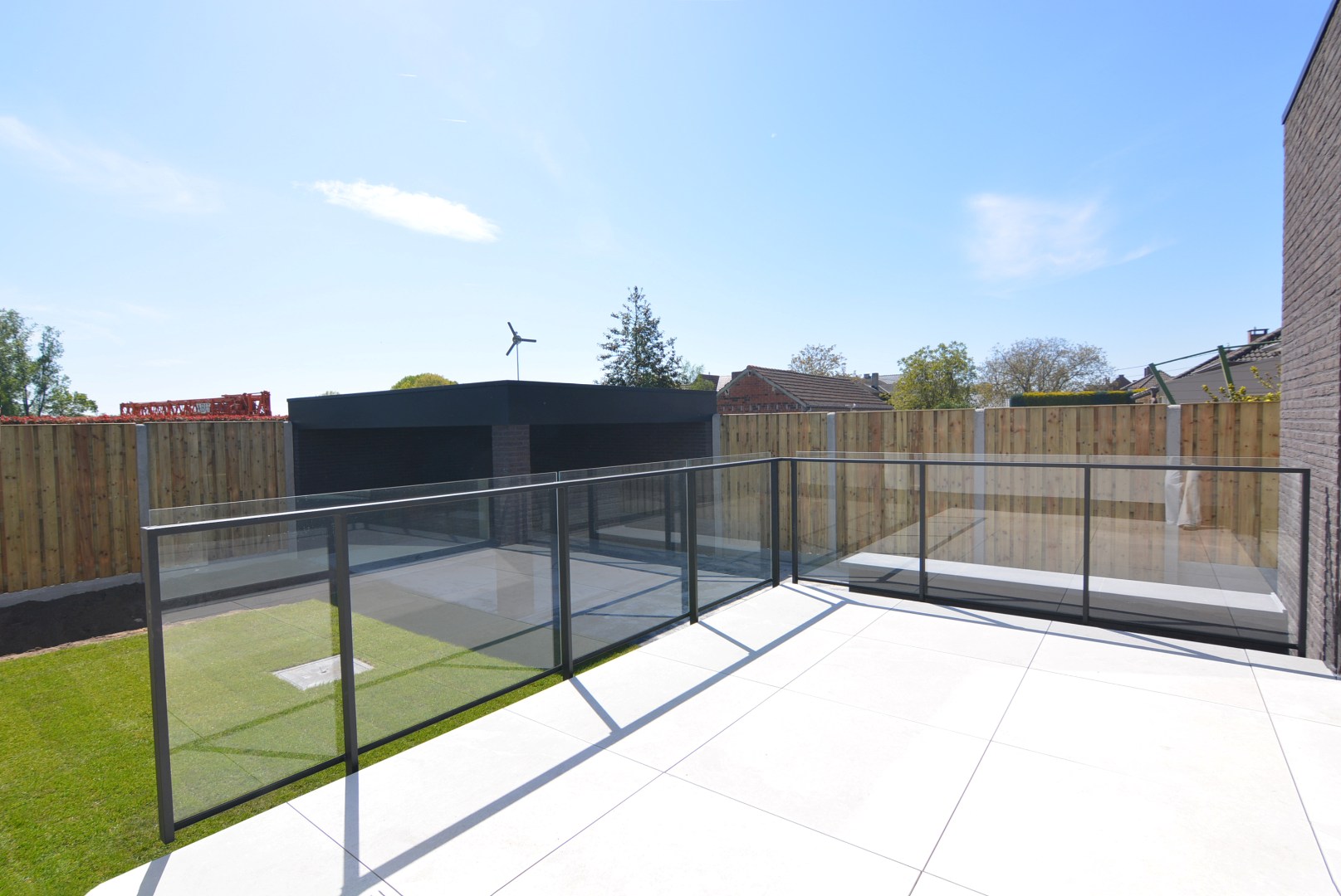Moderne, energiezuinige, halfvrijstaande woning met carport op 3 a 80 ca. 