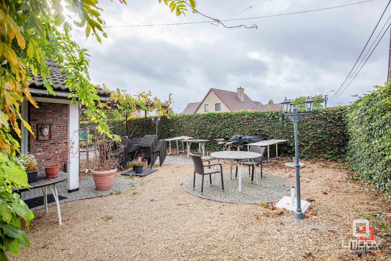 Te koop- Gebruiksklaar restaurant met terras en appartement in hartje Hijfte (Lochristi) 