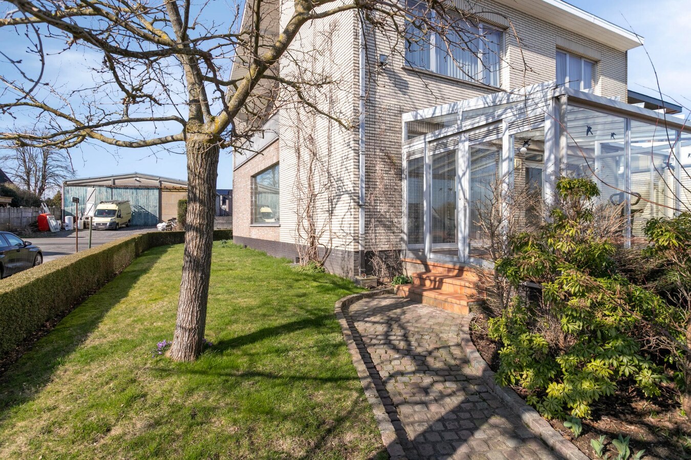 Ruime woning met 4 slaapkamers, veranda en volledig onderkelderd perceel (615 m²) 