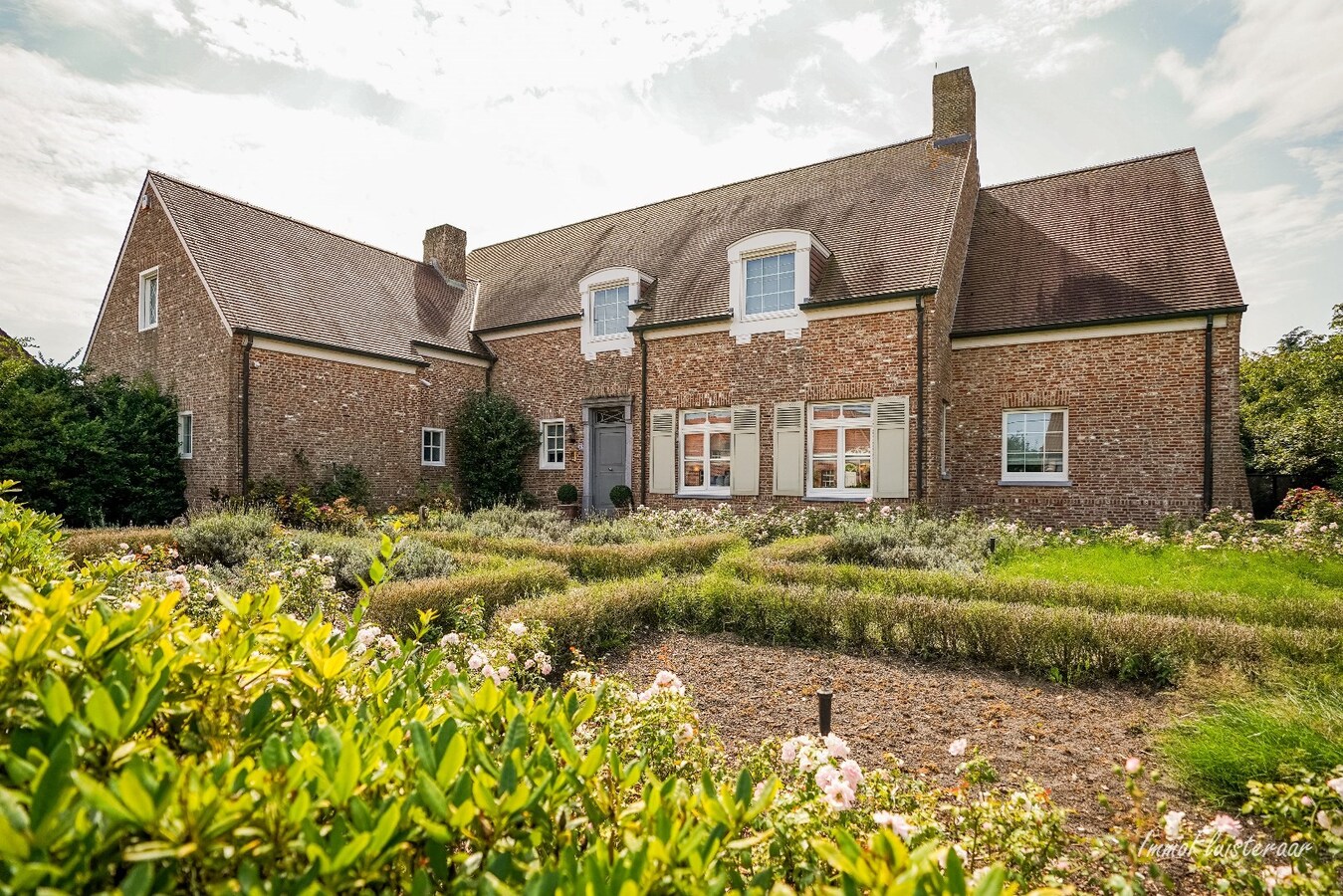 Royale, luxueuze villa met bijgebouwen op ca. 66a te Arendonk 