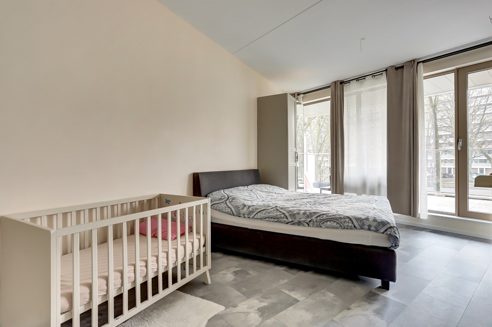 Modern en energiezuinig appartement (A++) met ruim terras op het westen, eigen parkeerplaats, fraaie keuken, badkamer en gelegen op eigen grond. 