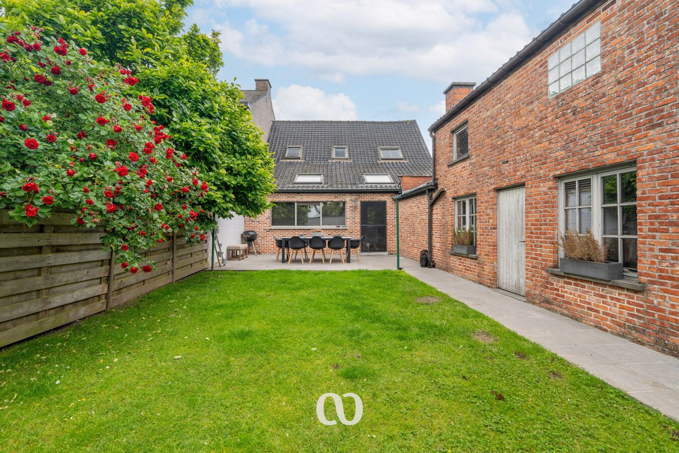 Instapklare woning met tuin en bijgebouw in het centrum van Kruishoutem 