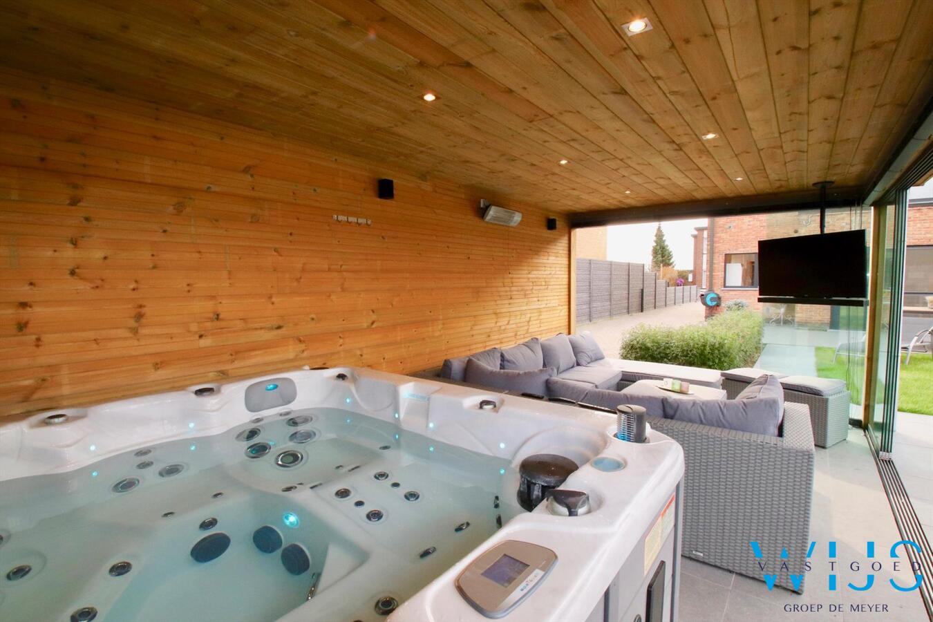 Tot in de puntjes gerenoveerde halfopen bebouwing met lounge gedeelte! 