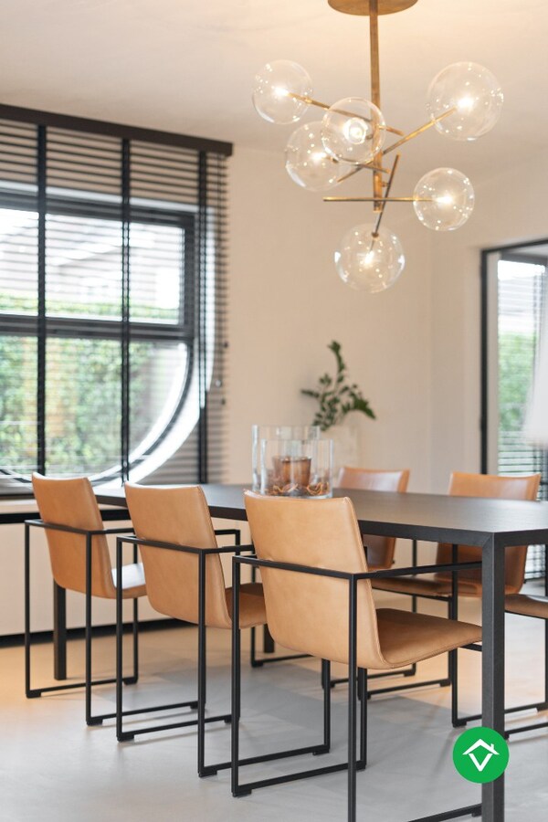 Stijlvolle alleenstaande villa met luxueus interieur en vier slaapkamers te Roeselare 