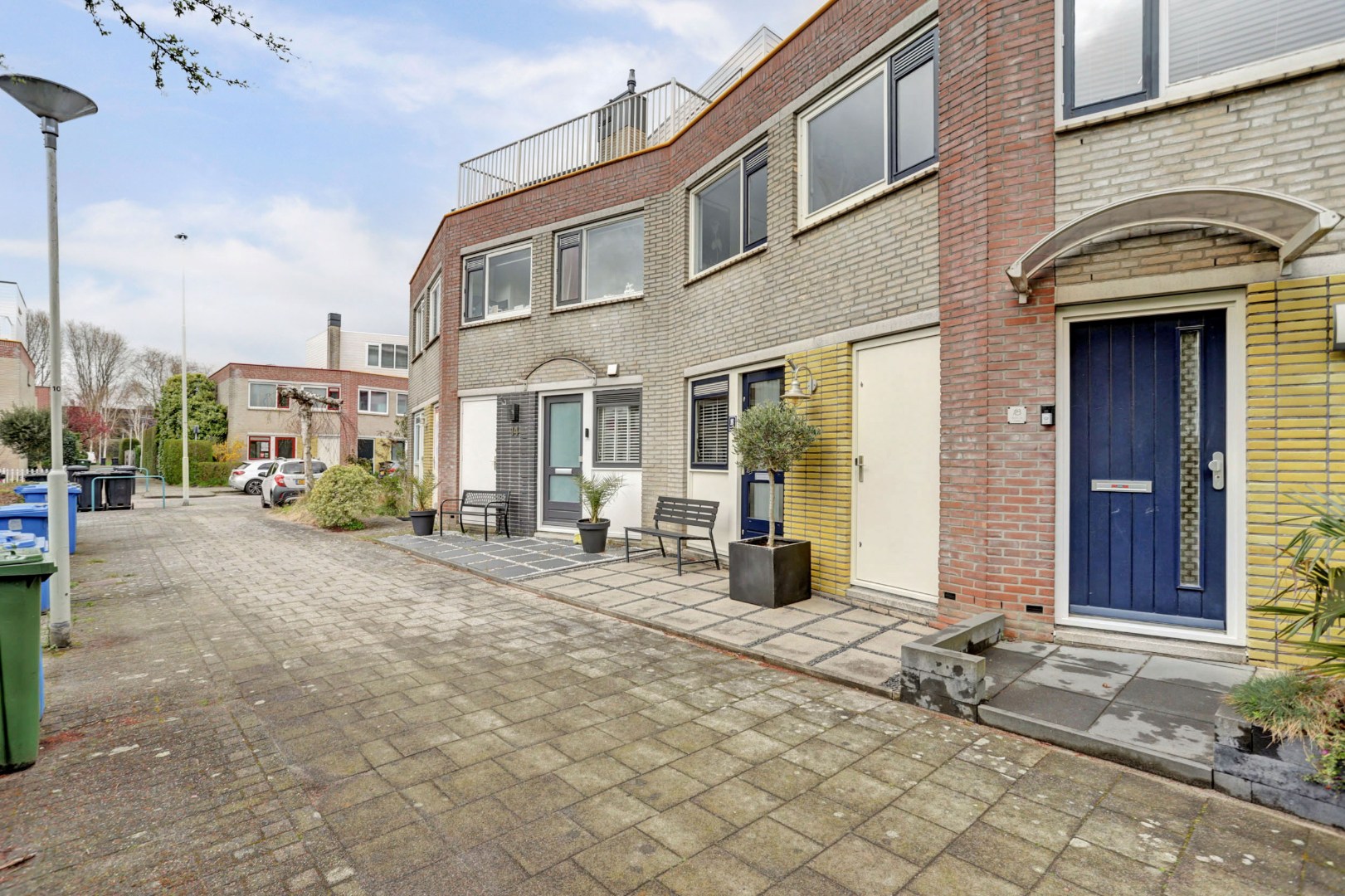 Energiezuinige (A-label) en uitstekend onderhouden 4-kamer tussenwoning met voor- en achtertuin met houten berging! 