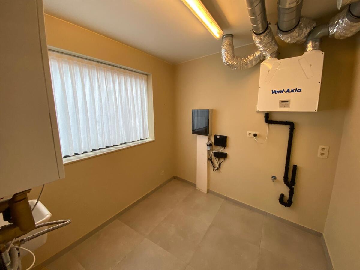 Volledig afgewerkt gelijkvloersappartement met autostaanplaats 