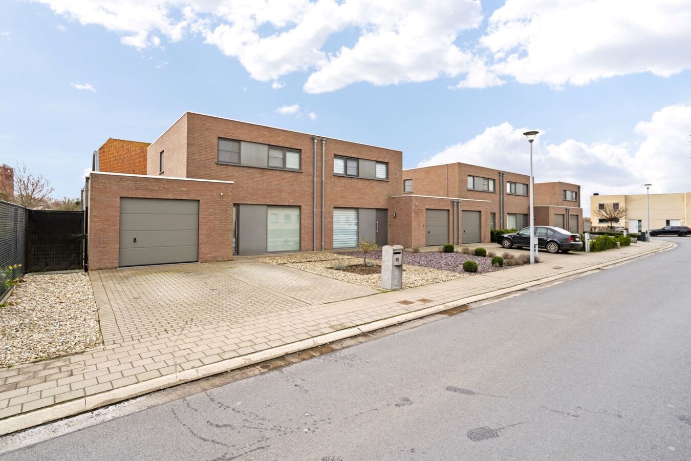 Centraal gelegen, halfopen woning met zonnige tuin 