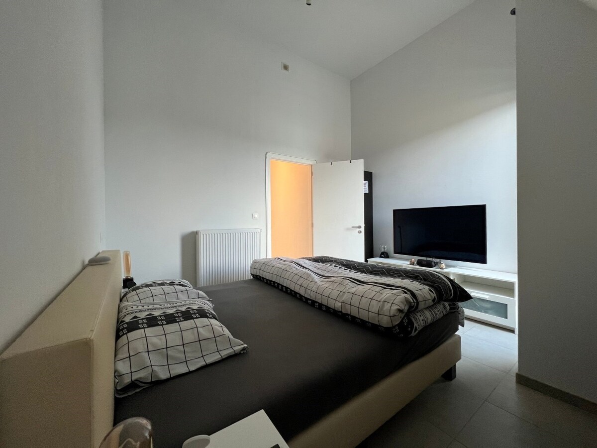 Uniek appartement (2 SUPER terrassen) op de Gaverse Markt !   LOFT-gevoel (hoogte : 3 m). 