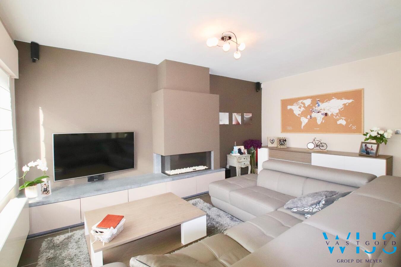 Tot in de puntjes gerenoveerde halfopen bebouwing met lounge gedeelte! 