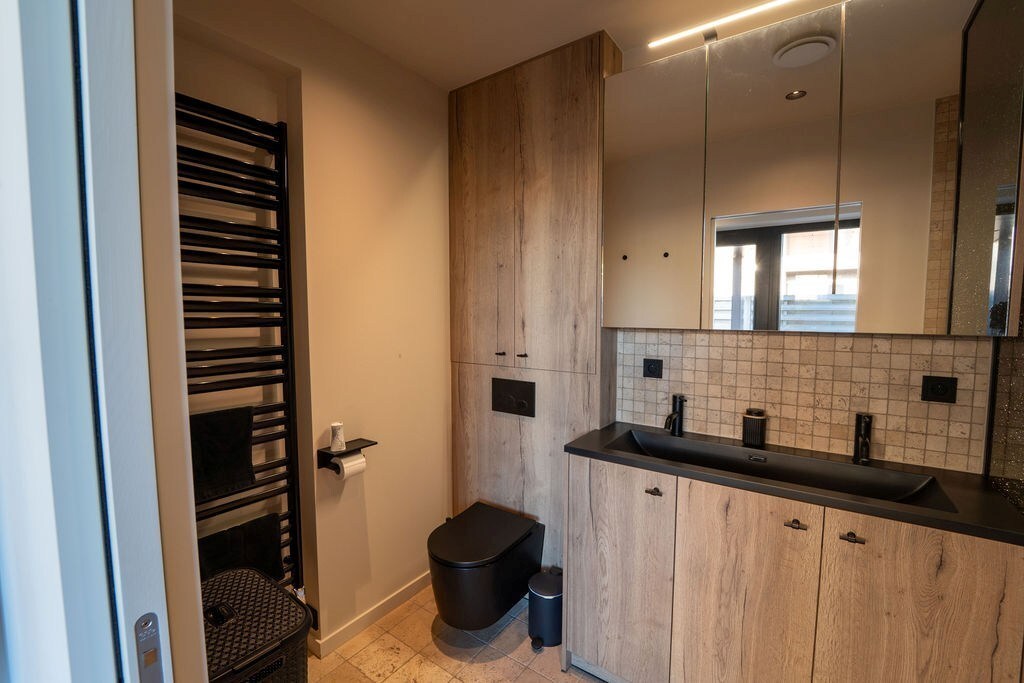 PRACHTIG GERENOVEERDE WONING MET 3 SLAAPKAMERS, 2 BADKAMERS, INPANDIGE GARAGE EN PAARDENSTALLINGEN MET ENERGIEZUINIG EPC TE WIJER (NIEUWERKERKEN) 