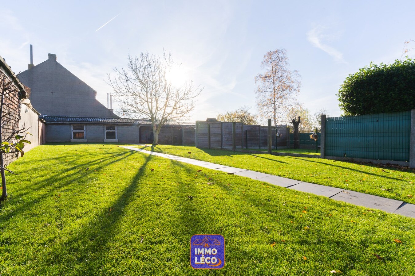 Surface commerciale de +/- 160m² avec grand jardin. 