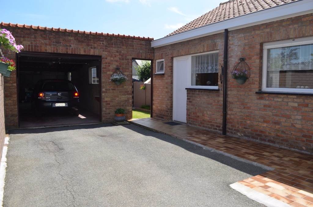 Lichtjes op te frissen woning met garage en tuin te centrum Maldegem 