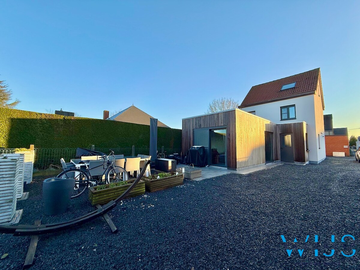 Volledig gerenoveerd woonhuis op 750m² in hartje Ertvelde ! 