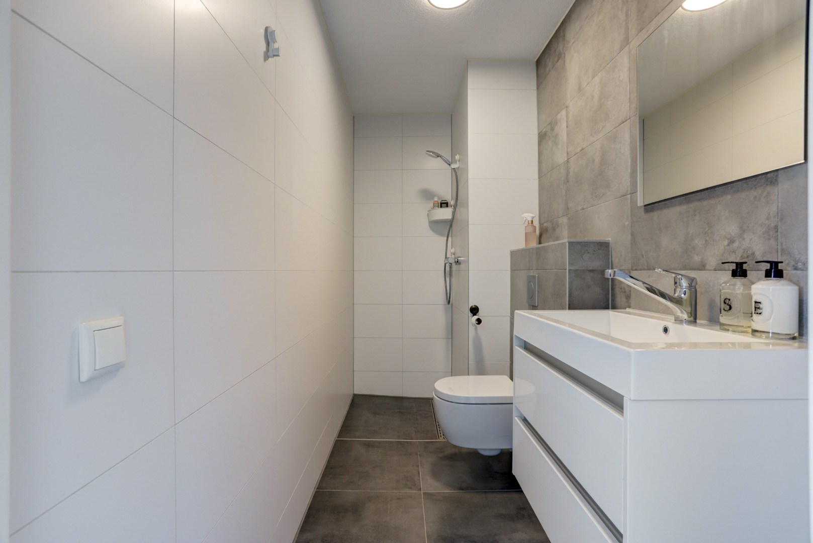 Zonder klussen te betrekken dit 2-kamer appartement op de 4e verdieping met zonnig balkon, moderne badkamer, 1 slaapkamer en berging in de onderbouw! 