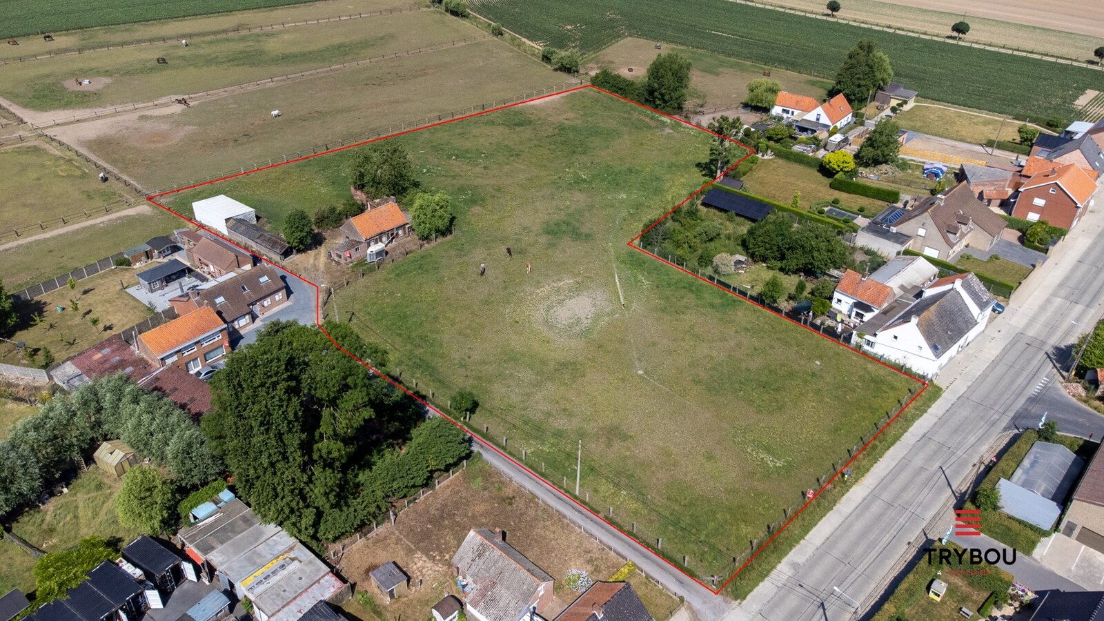 Landelijke, te renoveren woning op 9245 m² in Houthulst op rustige ligging 