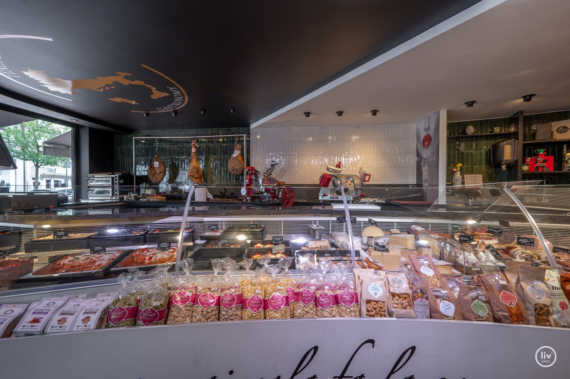 Rez-de-chaussée commercial loué, situé au centre de l'avenue Lippens, actuellement exploité comme traiteur (rendement de 5%). 