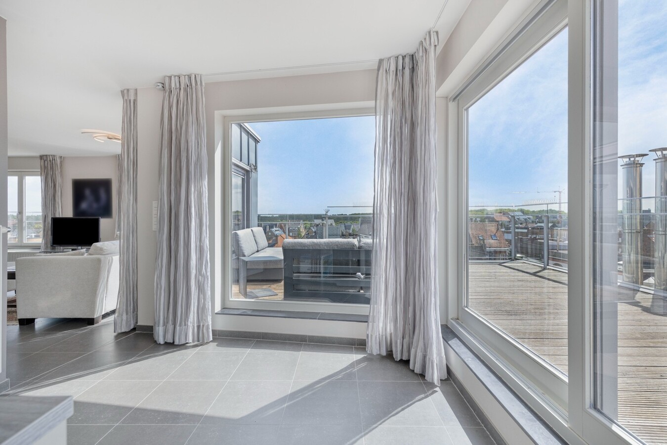 Penthouse ensoleillé avec une très grande terrasse 