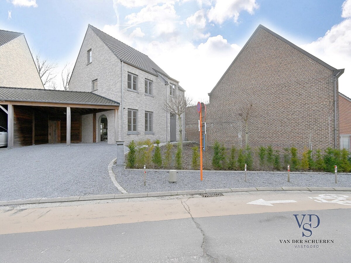 Recente pastorijwoning in hartje Dikkelvenne. 