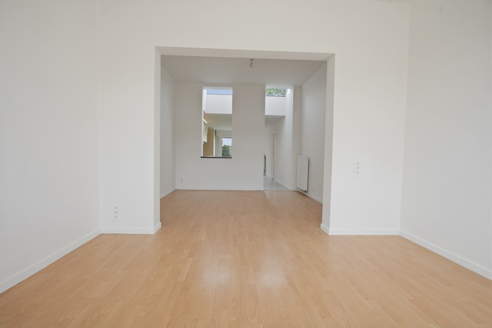 Recent gerenoveerde woning (2026), centraal gelegen aan het marktplein van Merkem! 