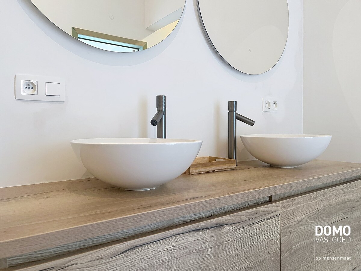 PRACHTIG GERENOVEERDE, LICHTRIJKE WONING MET 3 SLAAPKAMERS, 2 BADKAMERS, EEN ZONNIGE TUIN EN 2 PARKEERPLAATSEN TE GINGELOM (MIELEN-BOVEN-AALST) 