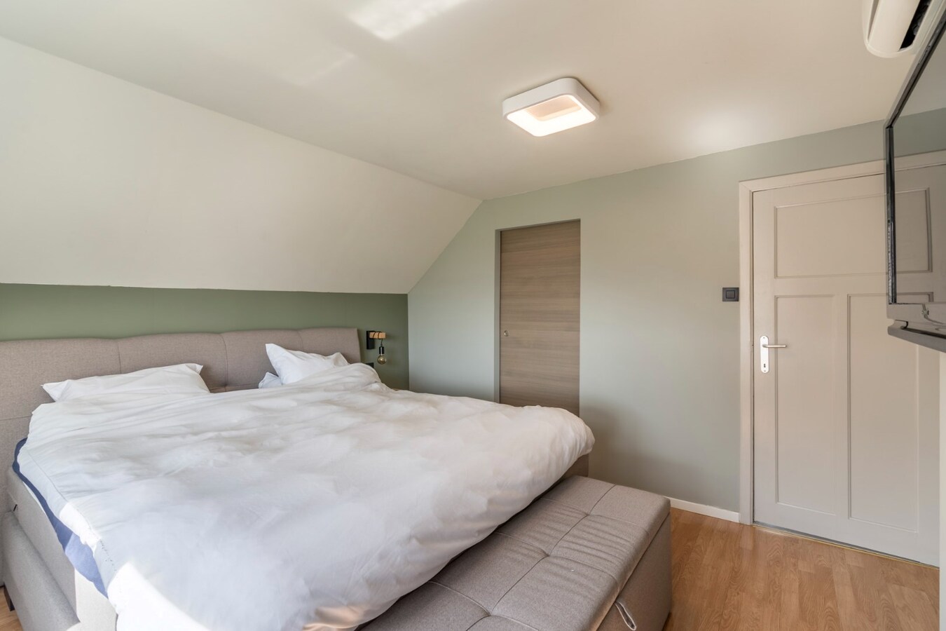 Ruime woning met 4 slaapkamers op een zeer ruim perceel. 