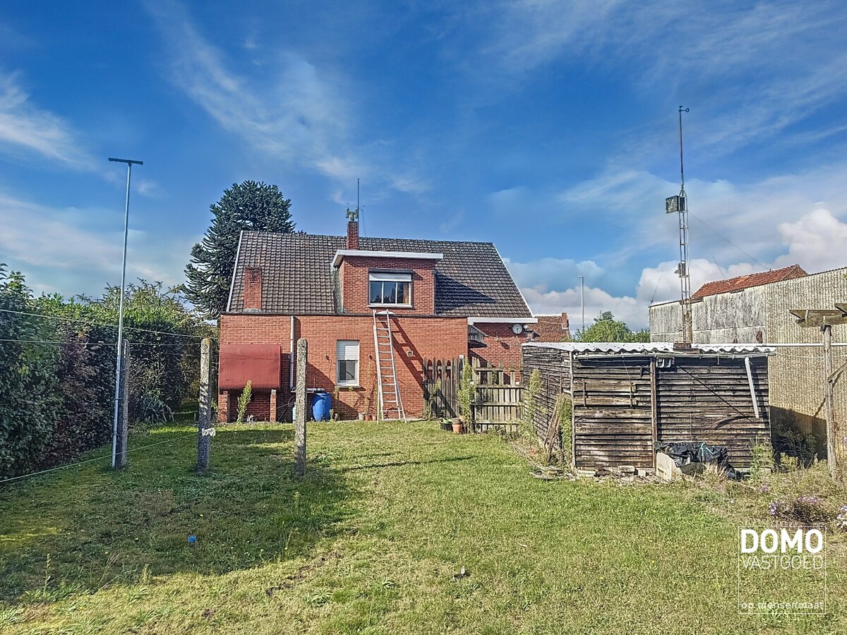 Te renoveren ruime open bebouwing, gelegen te Berbroek. 