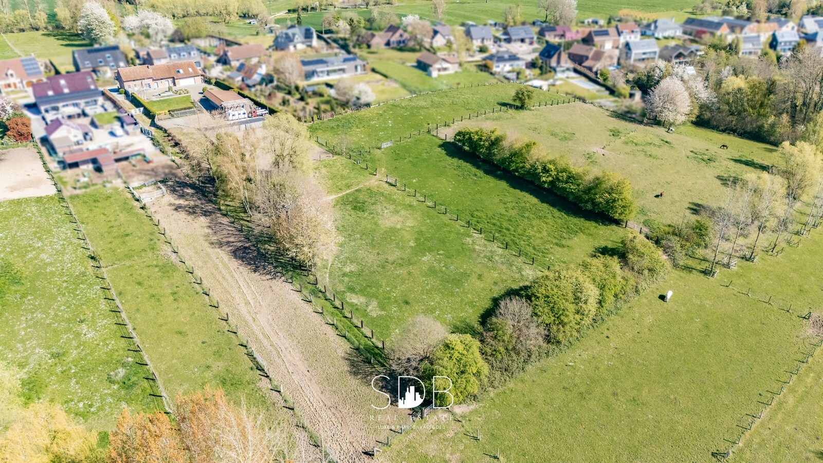 Landelijke woning met stalgebouw, buitenpiste en graslanden 