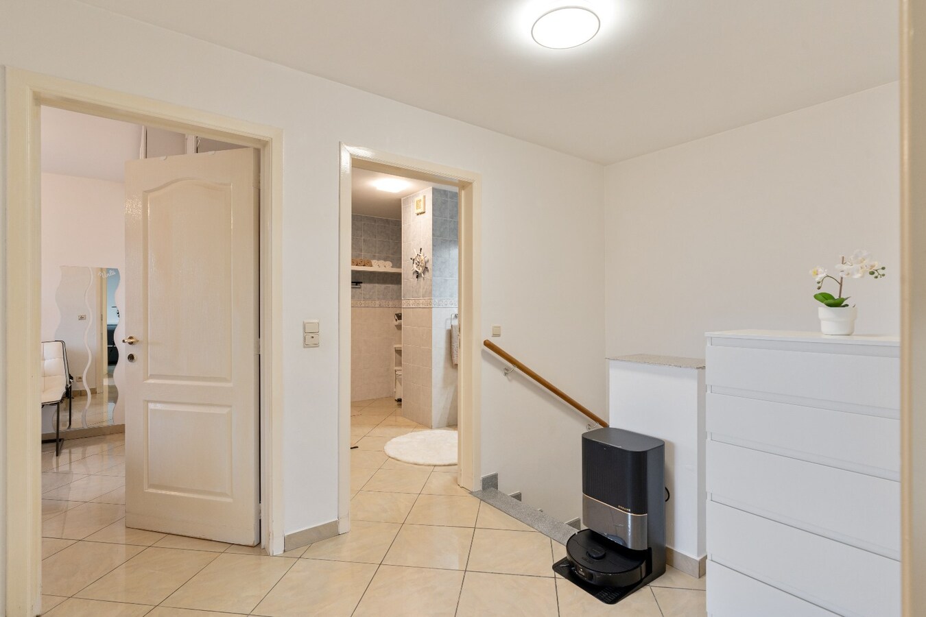 Ruim energiezuinig duplexappartement (146 m²) -  kwaliteitslabel B -  3 slaapkamers, terras en private buitenparking. 