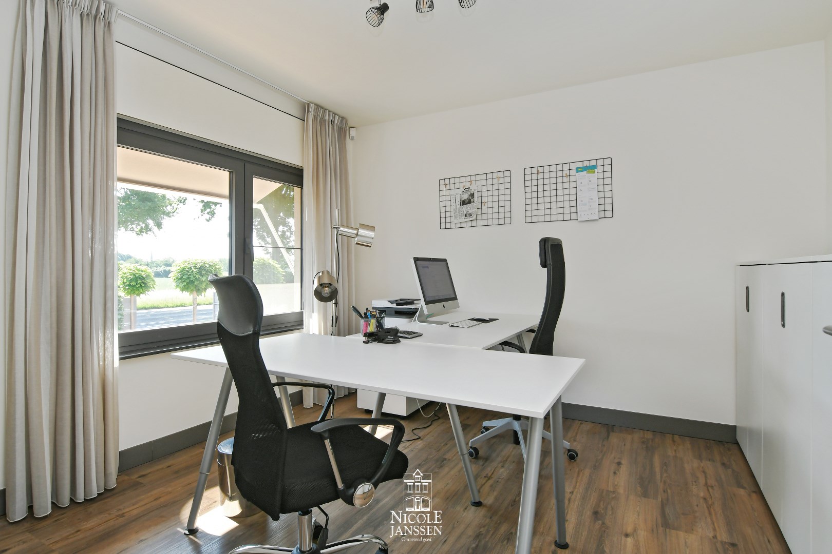 Bureelruimte aan de voorzijde van de woning 