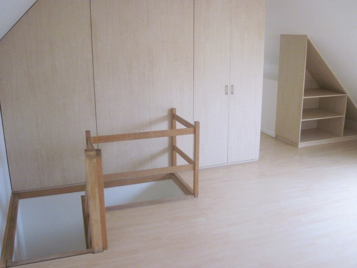 Bijzonder ruim appartement in hartje Kruishoutem. 