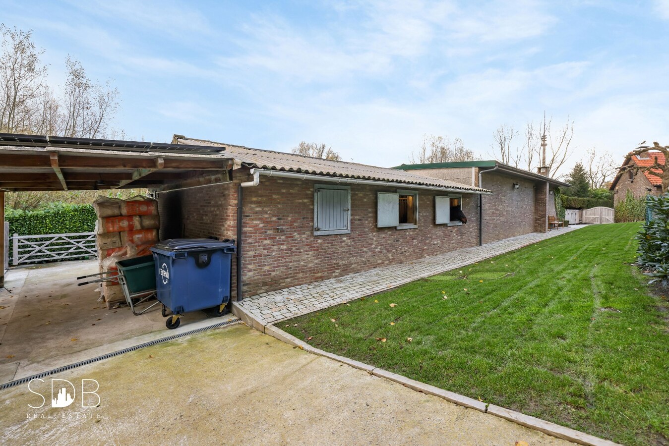 Landelijke villa met zwembad, paardenfaciliteiten en piste op circa 2 HA 