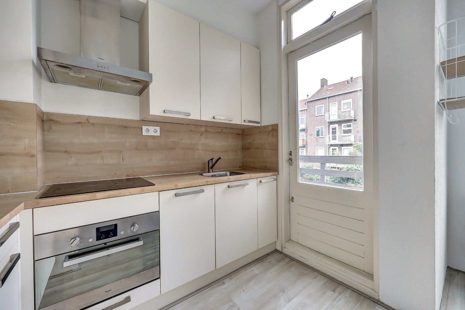 Sfeervol en karakteristiek jaren '30 bovenwoning met prachtige glas-in-lood details, 2 goede slaapkamers, ruime keuken en badkamer en gelegen op eigen grond! 