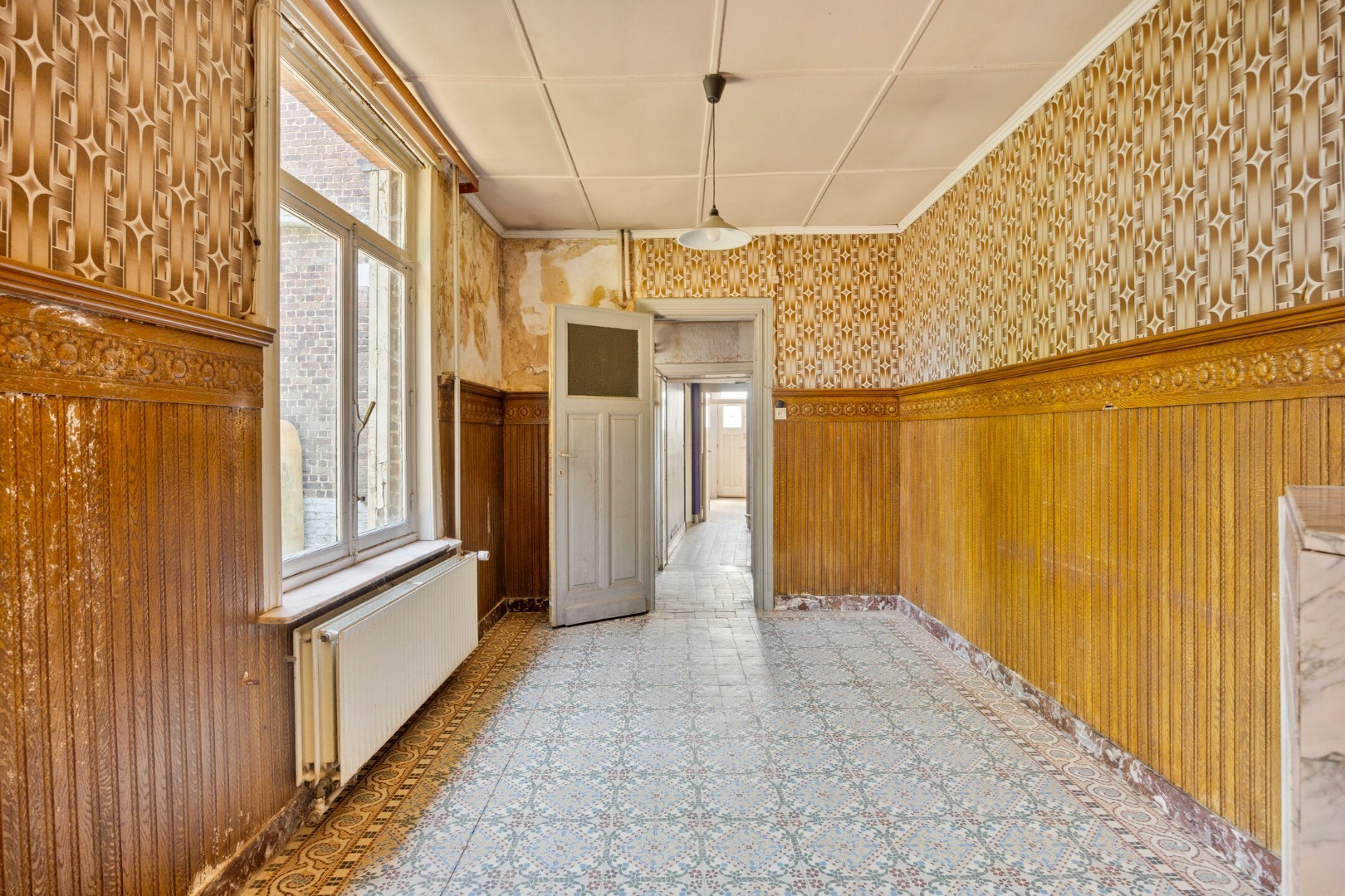 Ruime te renoveren woning met 3 slaapkamers in Lubbeek met doorgang langs het perceel van de buren. EPC: 736 KWH/m² 
