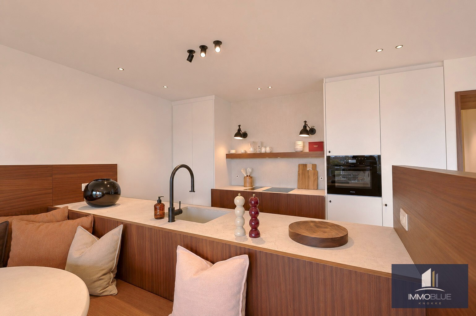 Appartement prestigieux entièrement rénové et fini avec des matériaux de haute qualité, situé à proximité de la place du Triangle. 