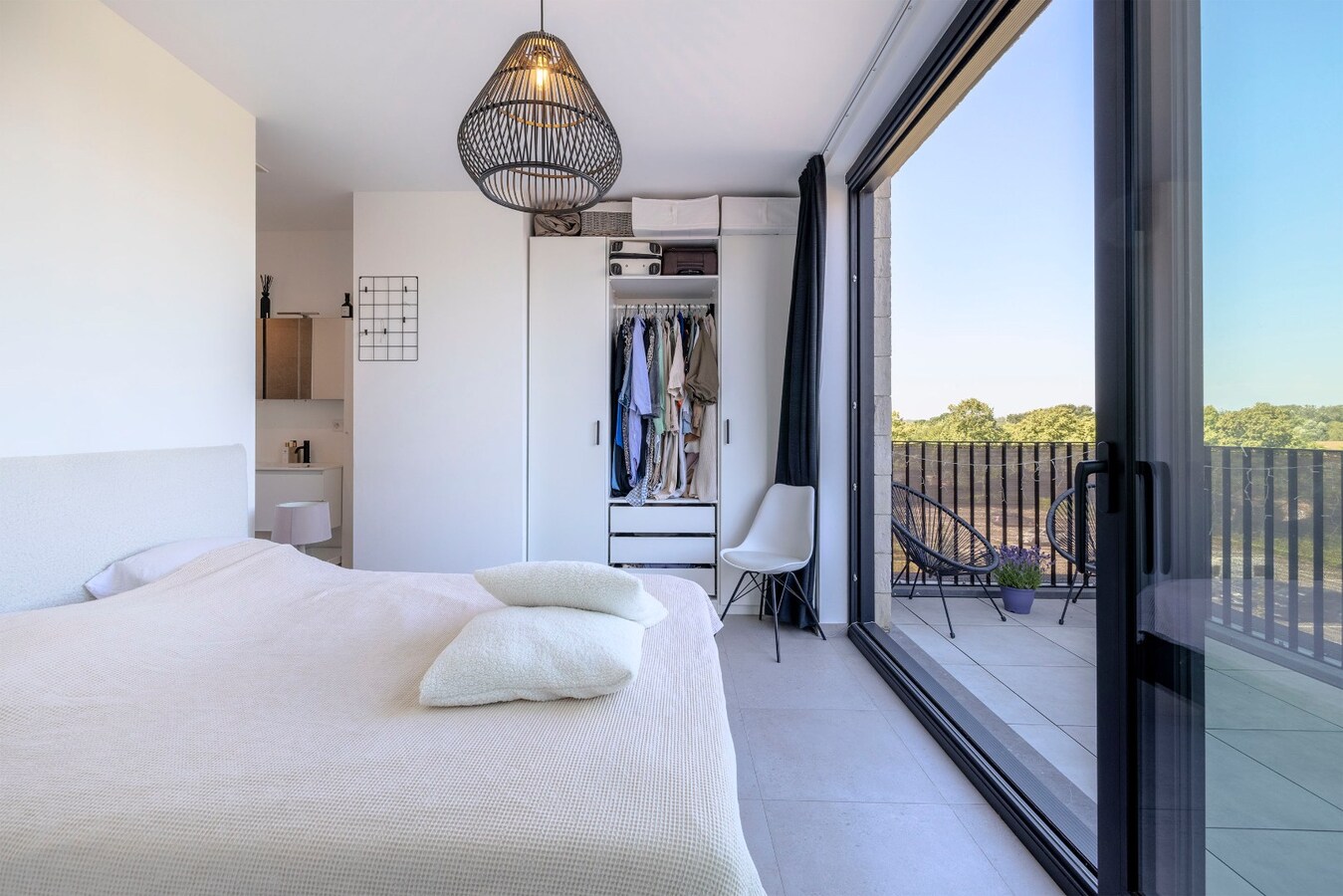 Instapklaar dakappartement met lift, 2 terrassen en parking 