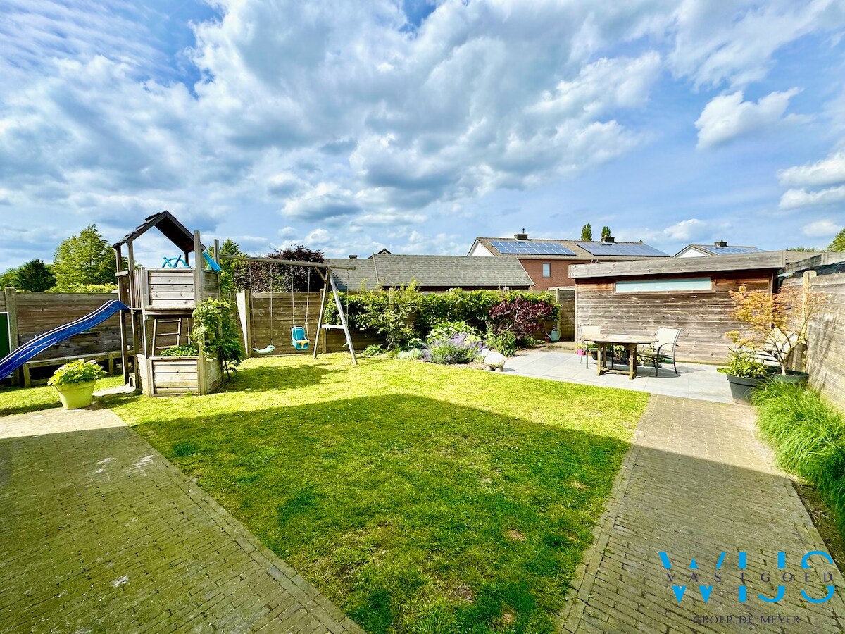 Tof woonhuis in gegeerde woonwijk te Lembeke ! 