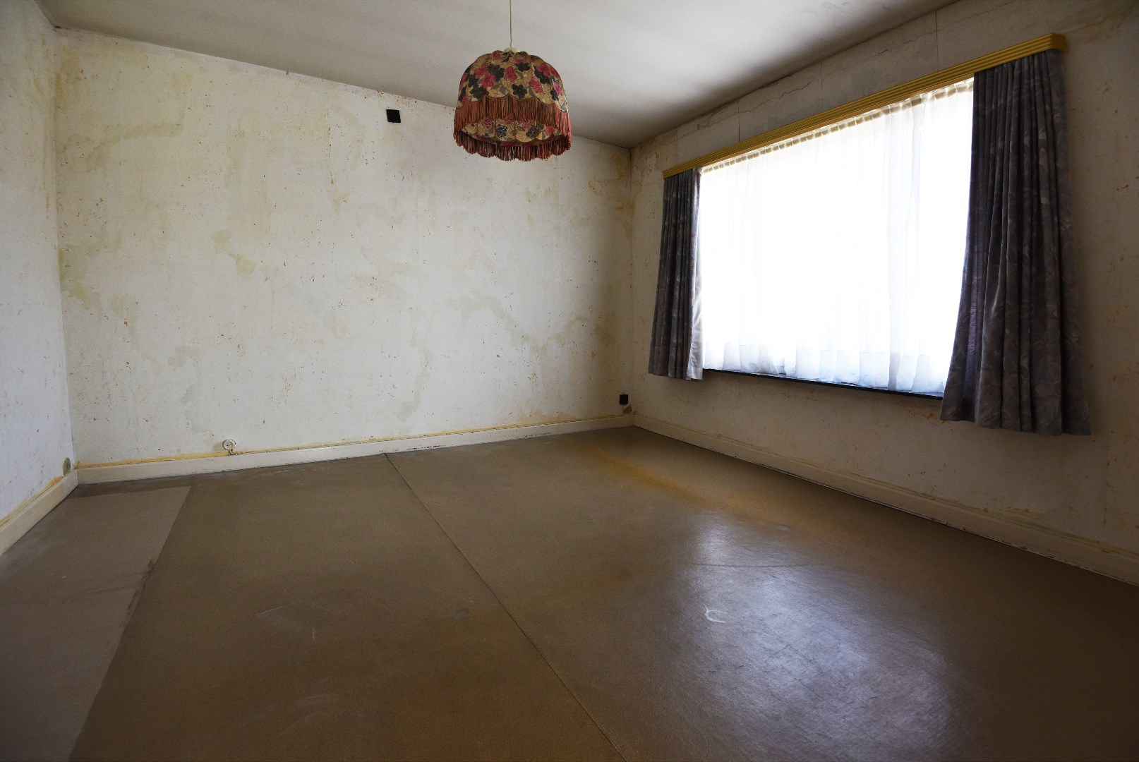 Op te frissen woning met 3 slpks, garage en tuin, rustig gelegen te Adegem 