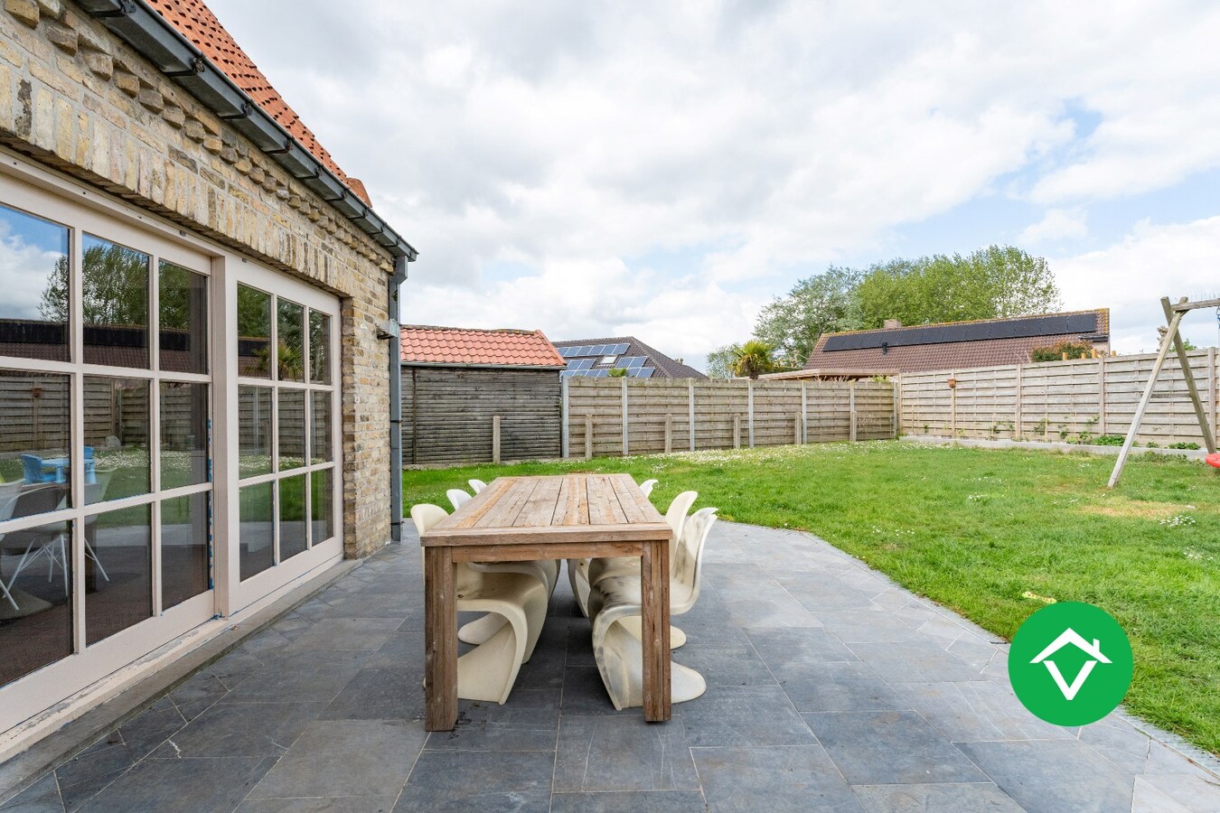 Landelijke gezinswoning met rustige ligging, 3 slaapkamers en een inpandige garage 