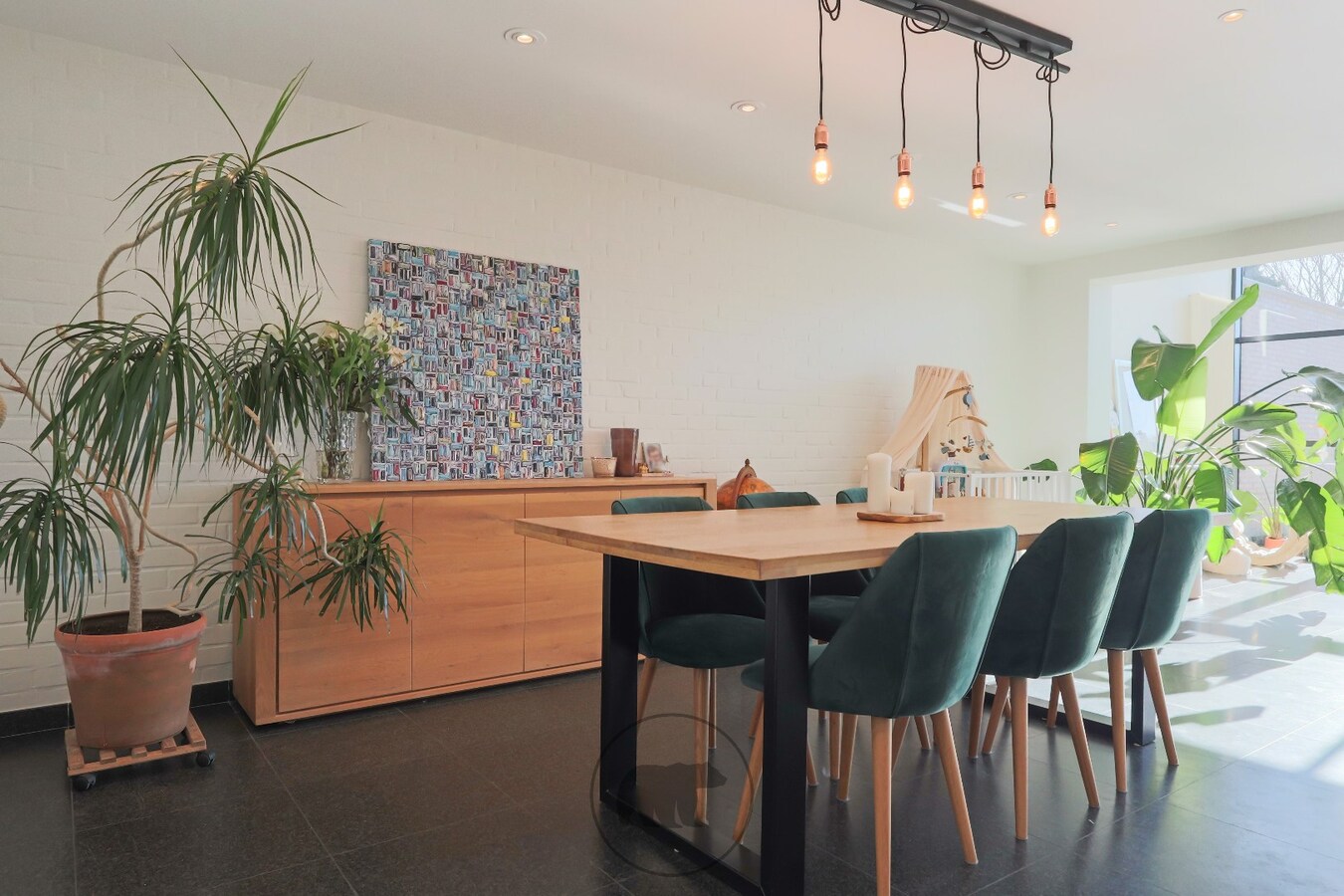 Instapklare en voortreffelijke gezinswoning, zuidgerichte tuin en 4 garageboxen 