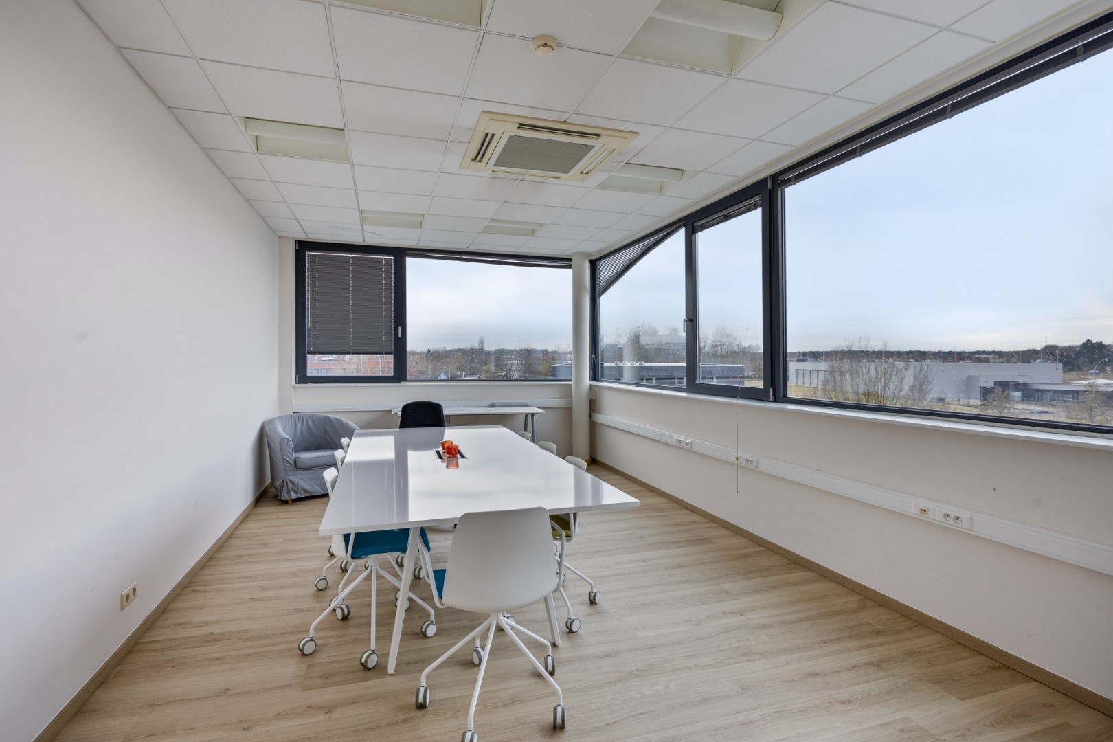 Kantoor te koop in het industriepark te Haasrode/Heverlee met 14 parkings - opp. 626 m² - verkoop van aandelen 