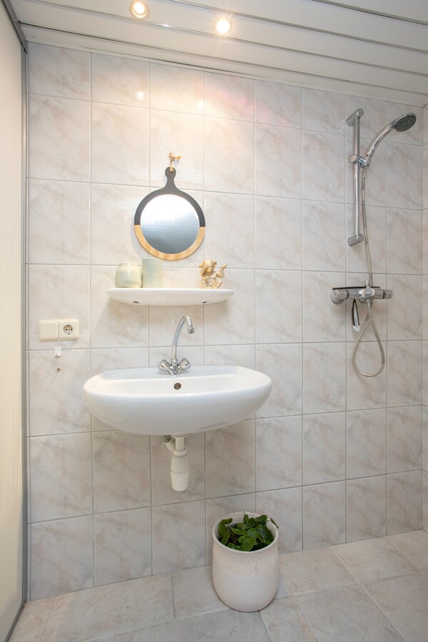 Zeer ruim halfvrijstaand woonhuis met aanpandige garage/berging en hobbyruimte/mantelzorgwoning. 